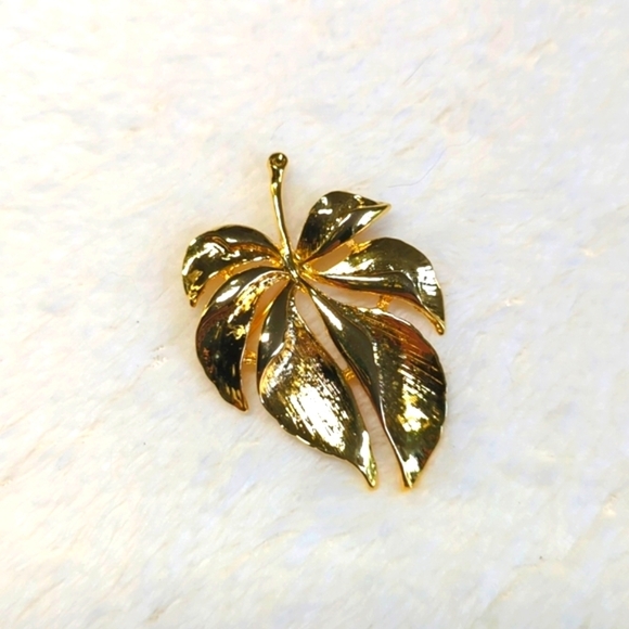 Vintage Goldtone Philadendron Leaf Brooche - Picture 3 of 7